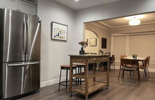 Airy Modern 2BR/2BA - Parking + Laundry + Sleep 6 - Foto 3