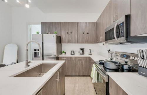 Snappy loft style 2BR I Gym I Parking I Workspace - Photo 7