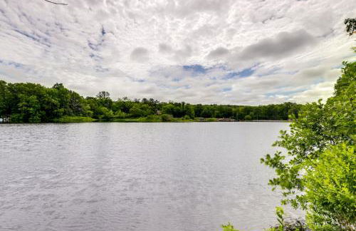 Lakefront Connecticut Retreat Near UConn - Foto 23