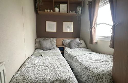 Harwich - Caravan - Sleeps 10 - Garden - Pool - Foto 7