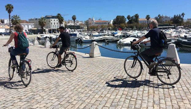 Parcourez le port de Faro à vélo