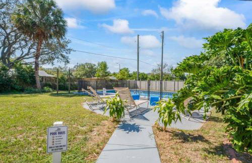 Oversized 4bed + Converted Bedroom, HEATED Pool + Hot Tub - Photo 2