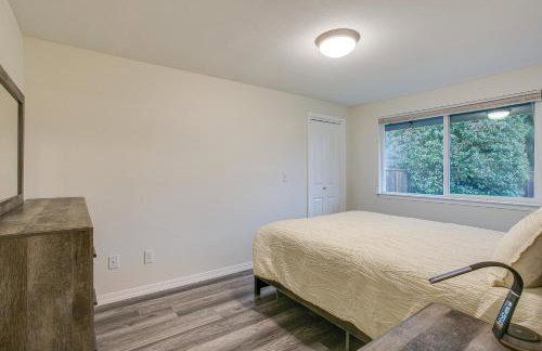 Modern Puyallup Townhome with Backyard and Fireplace - Foto 18