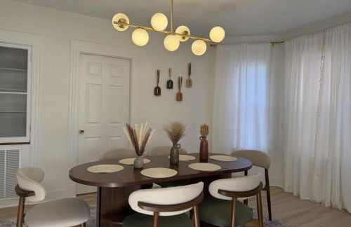 Stylish 3BR Revere Home Sleeps 8 Near Boston, Revere Beach and Airport - Foto 24