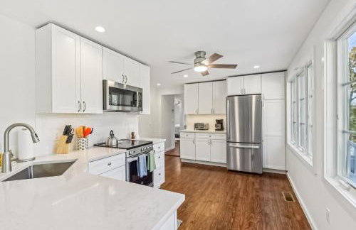 Steps to Beach + Sunset Views! East Marion Home - Foto 7