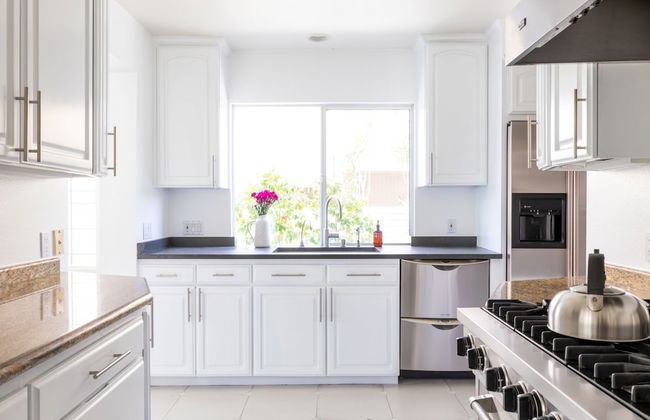 Bay Breeze by Avantstay Bayfront Home w/ Fire Pit & Private Dock in Balboa Peninsula - Foto 11