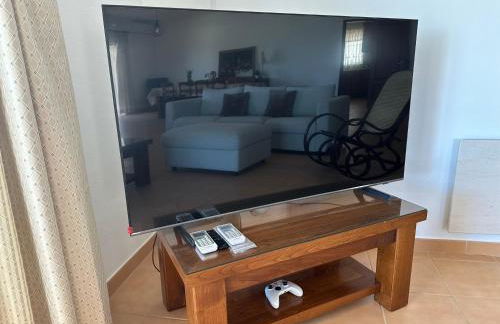 BnB Homes Luxurious Villa Stardust with Swimming pool & BBQ for Family Fun - Foto 12