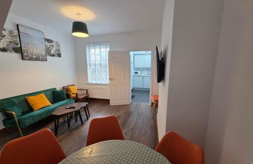 Fantastic 3-Bedroom House in Crawley - 10 mins from Gatwick - Foto 2