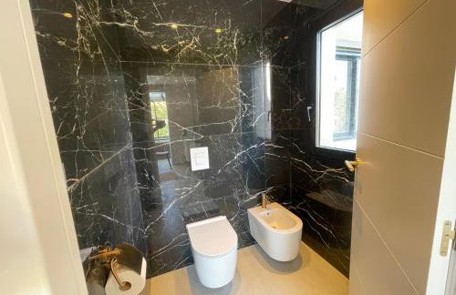 ULTIMATE LUXURY DREAM VILLA with 7 BEDROOMS, GYM, SPA and INFINITY POOL - Photo 35