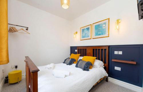 Sleeps 6. Free Wifi. Free Parking central location. - Photo 37