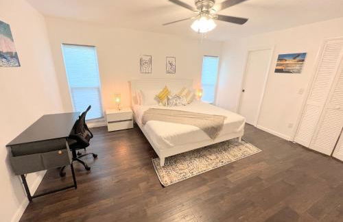 Dream Vacation Home w Heated Pool Close to Beaches Clearwater St Pete Quiet with Big Backyard - Foto 35