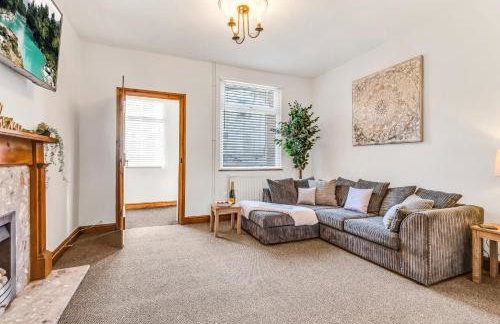 Comfortable 3 Bedroom Gem with 2 Bathrooms Perfect for Groups - Photo 7