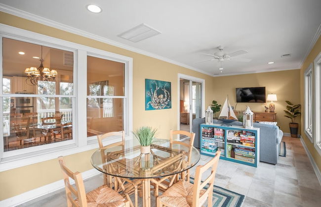 Stunning Marsh & Water Views in This Completely Renovated Three Bedroom Home - Foto 34