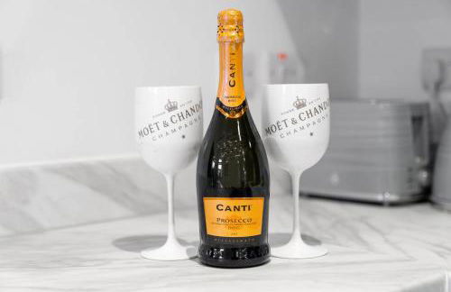 Stylish Apartment - 2 Bedrooms - Balcony - Parking - Netflix - Wifi - 7MC - Foto 12