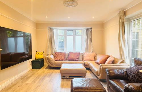 Modern 4BR House with Parking, 8 Mins to Gatwick Airport - Foto 1