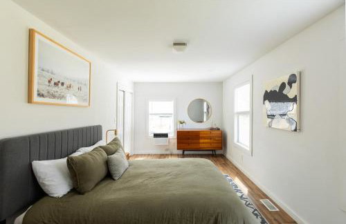 Rustic Luxe Creekside Retreat with Hot Tub and Fire Pit, Minutes From Hudson - Foto 8