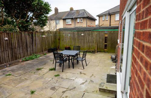 Beautiful Modern Home in London, Free Parking, Family Home, Sleeps 9, Close to Railway Station - Foto 41