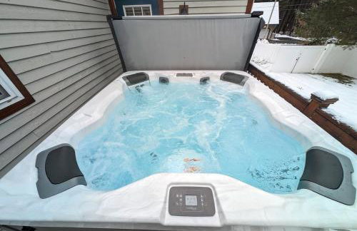 Luxurious Lake Retreat with Hot Tub and Walk to Beach - Foto 28