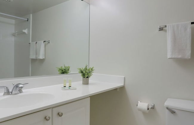 Convenient Apt Near Airport - Photo 36