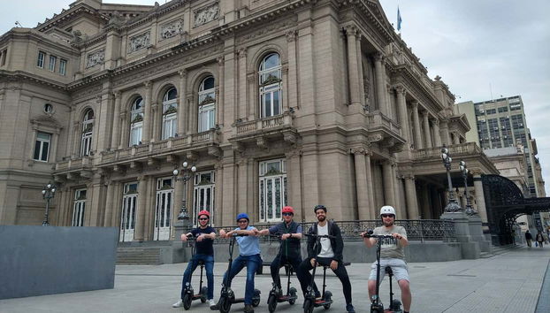 Em frente ao Teatro Colón