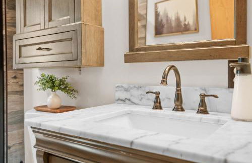 Tranquil Retreat with Fenced Backyard, Hot tub & Bar - Foto 25