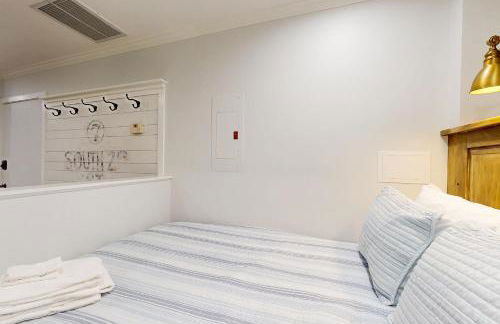 Charming Condo with Central AC, Washer/ dryer, and Full Kitchen - Photo 10