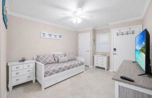 Waterfront Island Oasis! Heated Pool with Stunning View & 2 Full Bath - Foto 20