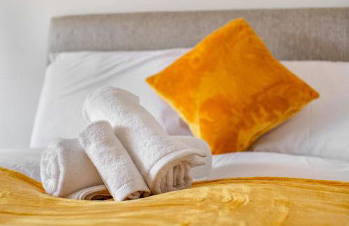 Spacious 4-Bed Haven in Orpington Retreat - Photo 18