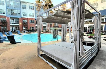 Poolside Comfort 2BR Galleria Stay AND Garage - Foto 2