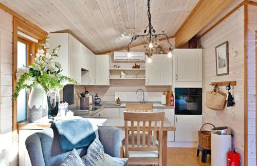 The Lodge - Luxury Lodge with Super King Size Bed, Kitchen & Shower Room - Foto 5