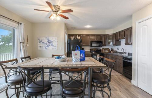 Lakefront Osage Beach Condo + Workspace w/ Pool Views - Foto 11