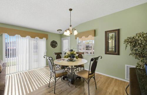 Lovely 2BR Near Lake Sumter and Brownwood With Golfcart - Foto 19