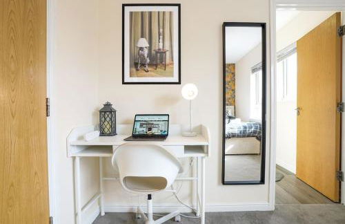 Stylish Canal Side Apartment - City Centre - Free Parking, Balcony, Smart TV, Fast Wifi by Yoko Property - Photo 5