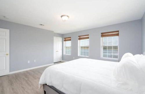 Gorgeous Waterfront 3 Bedroom, 1.5 Bathroom Unit. - Foto 18