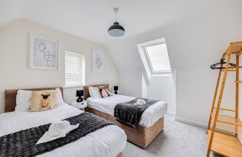 Detached House in Brooklands - Prime Location - Driveway Parking, Self-Check-In, Fast WiFi and Smart TV by Yoko Property - Foto 2