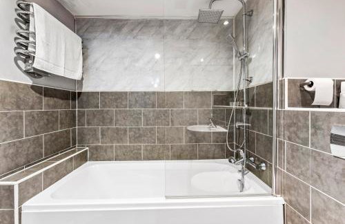 30 percent off! Stylish 2 Bed 2 Bath Abode with Parking - Foto 15