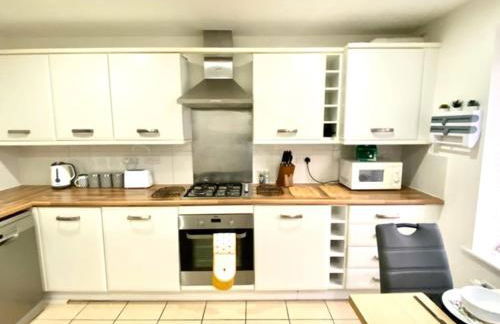 4 Bed House with Driveway Parking for 2 Cars - Rugby - Sleeps 10! Perfect for groups! - Foto 28