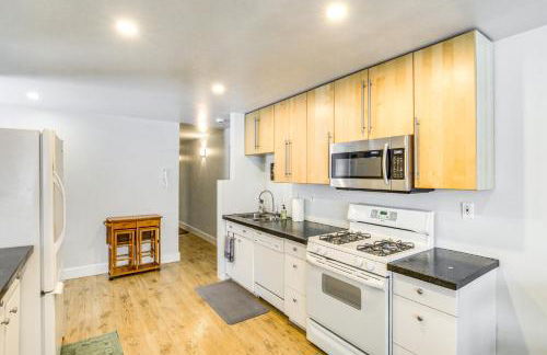 Near Hiking Cozy Anchorage Retreat with Fireplace! - Foto 2