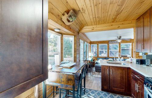 Relaxing Retreat with Deck, 1 Mi to Lake Arrowhead! - Foto 7