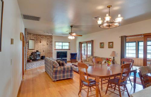 Beautiful Toledo Bend Retreat with Private Dock - Foto 8