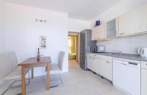 2 Bedroom Lovely Apartment In Lukovo - Foto 16