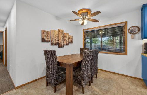 Evergreen Escape- Walk to Downtown & Boat/trailer Parking! - Foto 9