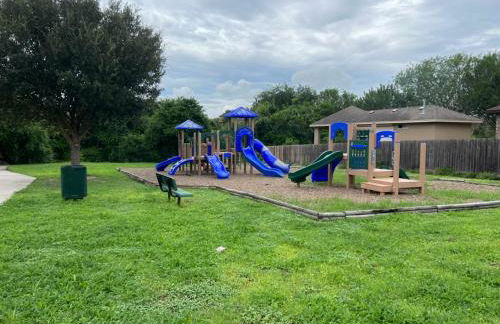 Newly Built Stylish Retreat with Designer Kitchen - Near Park & Beach - Foto 23