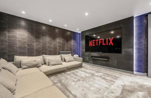 West Didsbury Retreat l Cinema l Sleeps 8 - Photo 14