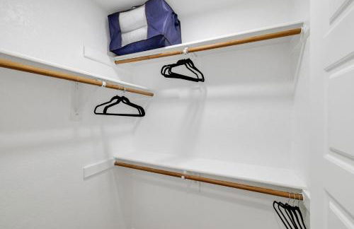 Arlington Entertainment District Home Green & White Door - Foto 42