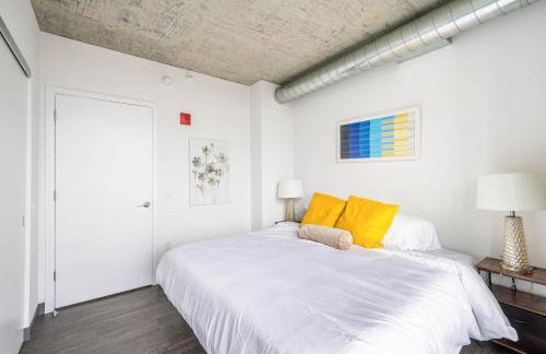 Freshly Minted 2BR - Elegance & Comfort in Central Chicago - Photo 19