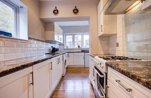 Spacious 4-Bed House in Welling - Free parking - Photo 3