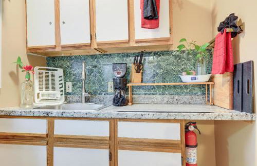 Charming Stone Mountain Studio Deck and No Steps - Foto 12