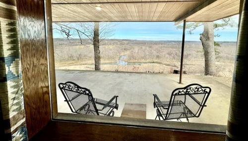 Secluded Riverfront Cabin with Bluff Views, Gated Privacy & Scenic Trail Access in Tahlequah, Oklahoma - Foto 4