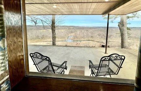 Secluded Riverfront Cabin with Bluff Views, Gated Privacy & Scenic Trail Access in Tahlequah, Oklahoma - Foto 4